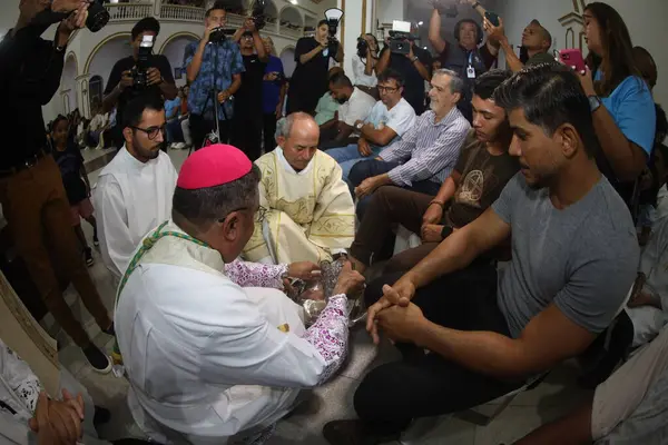 Serrinha, Bahia, Brezilya - 17 Nisan 2025: Katolik piskopos Serrinha şehrindeki fogareu geçit töreni sırasında ayak yıkama töreni düzenledi..