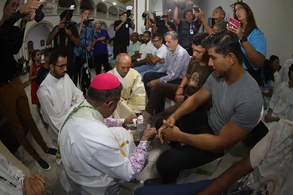 Serrinha, Bahia, Brezilya - 17 Nisan 2025: Katolik piskopos Serrinha şehrindeki fogareu geçit töreni sırasında ayak yıkama töreni düzenledi..