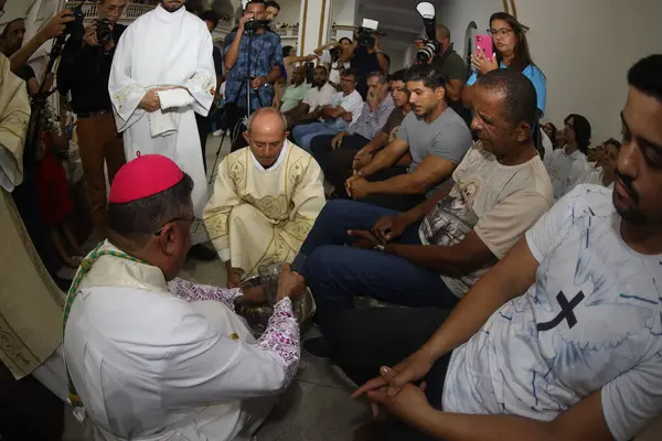 Serrinha, Bahia, Brezilya - 17 Nisan 2025: Katolik piskopos Serrinha şehrindeki fogareu geçit töreni sırasında ayak yıkama töreni düzenledi..