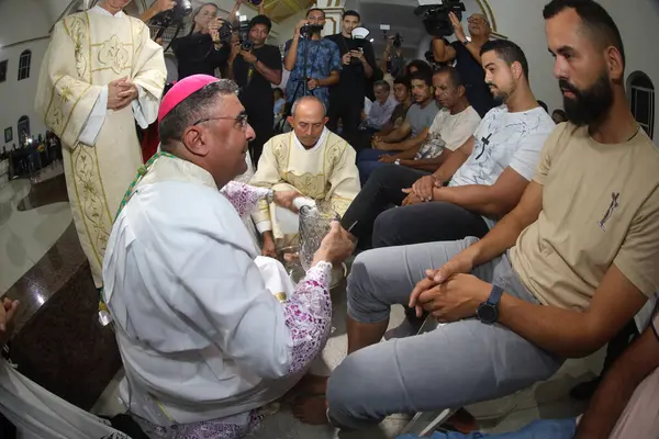 Serrinha, Bahia, Brezilya - 17 Nisan 2025: Katolik piskopos Serrinha şehrindeki fogareu geçit töreni sırasında ayak yıkama töreni düzenledi..