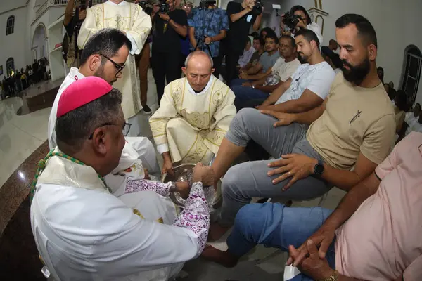 Serrinha, Bahia, Brezilya - 17 Nisan 2025: Katolik piskopos Serrinha şehrindeki fogareu geçit töreni sırasında ayak yıkama töreni düzenledi..