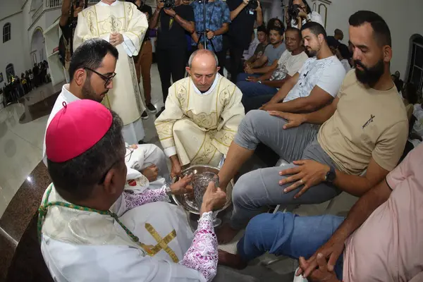 Serrinha, Bahia, Brezilya - 17 Nisan 2025: Katolik piskopos Serrinha şehrindeki fogareu geçit töreni sırasında ayak yıkama töreni düzenledi..