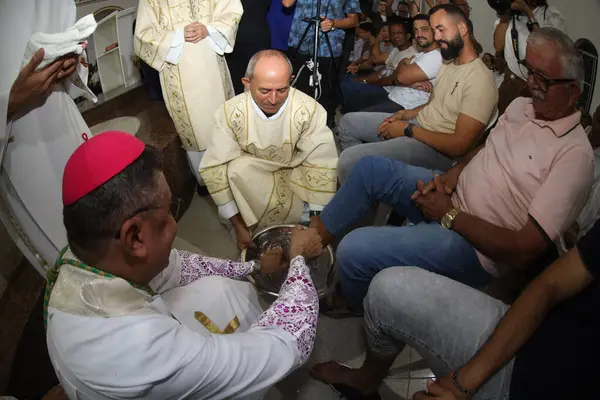 Serrinha, Bahia, Brezilya - 17 Nisan 2025: Katolik piskopos Serrinha şehrindeki fogareu geçit töreni sırasında ayak yıkama töreni düzenledi..