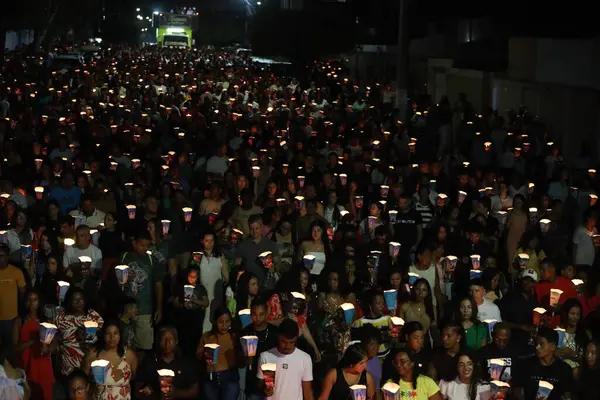 Serrinha, Bahia, Brezilya - 17 Nisan 2025: Katolikler Serrinha şehrindeki Fogareu geçit törenine katıldılar.