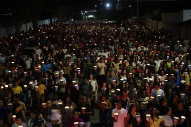 Serrinha, Bahia, Brezilya - 17 Nisan 2025: Katolikler Serrinha şehrindeki Fogareu geçit törenine katıldılar.