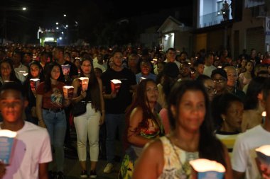 Serrinha, Bahia, Brezilya - 17 Nisan 2025: Katolikler Serrinha şehrindeki Fogareu geçit törenine katıldılar.