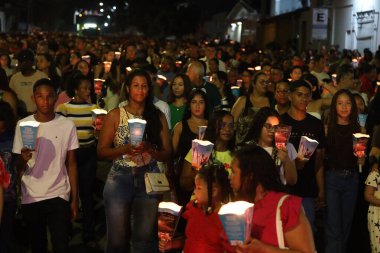 Serrinha, Bahia, Brezilya - 17 Nisan 2025: Katolikler Serrinha şehrindeki Fogareu geçit törenine katıldılar.