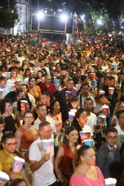 Serrinha, Bahia, Brezilya - 17 Nisan 2025: Katolikler Serrinha şehrindeki Fogareu geçit törenine katıldılar.