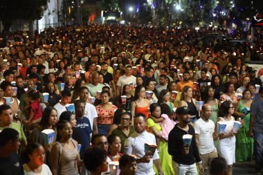 Serrinha, Bahia, Brezilya - 17 Nisan 2025: Katolikler Serrinha şehrindeki Fogareu geçit törenine katıldılar.