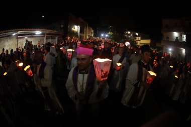 Serrinha, Bahia, Brezilya - 17 Nisan 2025: Katolikler Serrinha şehrindeki Fogareu geçit törenine katıldılar.