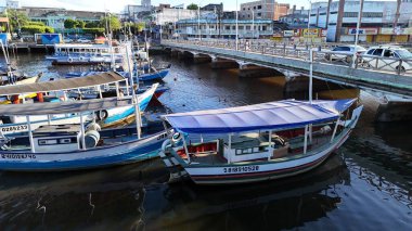 Valenca, Bahia, Brezilya - 18 Nisan 2025: Bahia 'daki Valenca şehrindeki Una Nehri' nin kanal ve limanının manzarası.