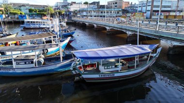 Valenca, Bahia, Brezilya - 18 Nisan 2025: Bahia 'daki Valenca şehrindeki Una Nehri' nin kanal ve limanının manzarası.