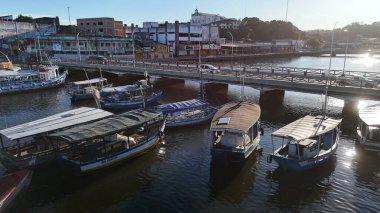 Valenca, Bahia, Brezilya - 18 Nisan 2025: Bahia 'daki Valenca şehrindeki Una Nehri' nin kanal ve limanının manzarası.