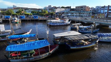 Valenca, Bahia, Brezilya - 18 Nisan 2025: Bahia 'daki Valenca şehrindeki Una Nehri' nin kanal ve limanının manzarası.