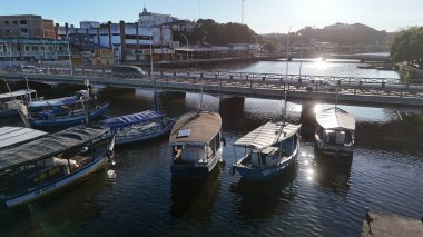 Valenca, Bahia, Brezilya - 18 Nisan 2025: Bahia 'daki Valenca şehrindeki Una Nehri' nin kanal ve limanının manzarası.