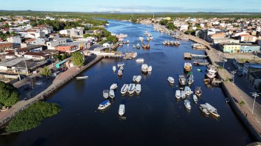 Valenca, Bahia, Brezilya - 18 Nisan 2025: Bahia 'daki Valenca şehrindeki Una Nehri' nin kanal ve limanının manzarası.