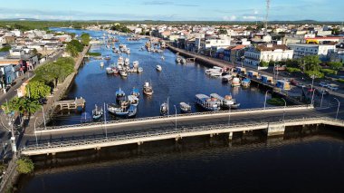 Valenca, Bahia, Brezilya - 18 Nisan 2025: Bahia 'daki Valenca şehrindeki Una Nehri' nin kanal ve limanının manzarası.