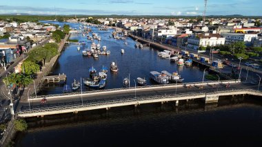 Valenca, Bahia, Brezilya - 18 Nisan 2025: Bahia 'daki Valenca şehrindeki Una Nehri' nin kanal ve limanının manzarası.