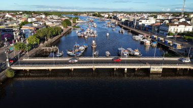 Valenca, Bahia, Brezilya - 18 Nisan 2025: Bahia 'daki Valenca şehrindeki Una Nehri' nin kanal ve limanının manzarası.