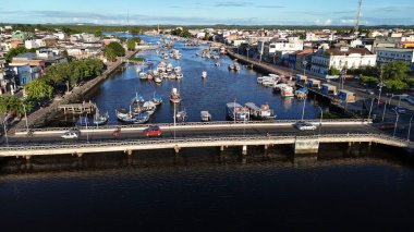 Valenca, Bahia, Brezilya - 18 Nisan 2025: Bahia 'daki Valenca şehrindeki Una Nehri' nin kanal ve limanının manzarası.