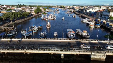 Valenca, Bahia, Brezilya - 18 Nisan 2025: Bahia 'daki Valenca şehrindeki Una Nehri' nin kanal ve limanının manzarası.