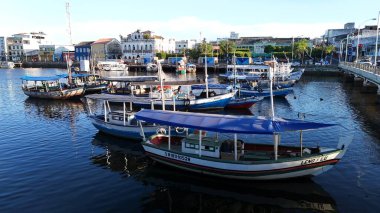 Valenca, Bahia, Brezilya - 18 Nisan 2025: Bahia 'daki Valenca şehrindeki Una Nehri' nin kanal ve limanının manzarası.