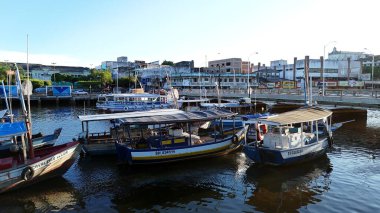 Valenca, Bahia, Brezilya - 18 Nisan 2025: Bahia 'daki Valenca şehrindeki Una Nehri' nin kanal ve limanının manzarası.
