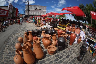 Nazare, Bahia, Brezilya - 19 Nisan 2025: Nazare şehrindeki Feira dos Caxixis sırasında Bahian Reconcavo bölgesinde satılık seramik manzarası.