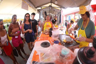 Nazare, Bahia, Brezilya - 19 Nisan 2025: Nazare şehrindeki Feira dos Caxixis sırasında Bahian Reconcavo bölgesinde satılık seramik manzarası.