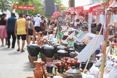 Nazare, Bahia, Brezilya - 19 Nisan 2025: Nazare şehrindeki Feira dos Caxixis sırasında Bahian Reconcavo bölgesinde satılık seramik manzarası.