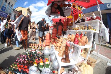 Nazare, Bahia, Brezilya - 19 Nisan 2025: Nazare şehrindeki Feira dos Caxixis sırasında Bahian Reconcavo bölgesinde satılık seramik manzarası.