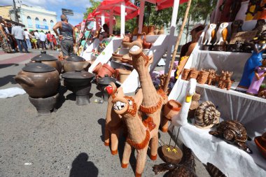 Nazare, Bahia, Brezilya - 19 Nisan 2025: Nazare şehrindeki Feira dos Caxixis sırasında Bahian Reconcavo bölgesinde satılık seramik manzarası.