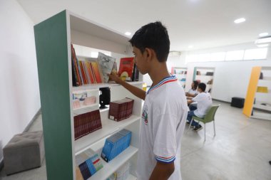 Amerika Dourada, Bahia, Brezilya - 2 Mayıs 2025: Bahia 'da bir devlet okulundan bir öğrenci okul kütüphanesinde görüldü..