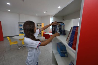 Amerika Dourada, Bahia, Brezilya - 2 Mayıs 2025: Bahia 'da bir devlet okulundan bir öğrenci okul kütüphanesinde görüldü..