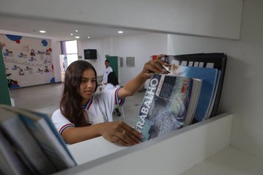 Amerika Dourada, Bahia, Brezilya - 2 Mayıs 2025: Bahia 'da bir devlet okulundan bir öğrenci okul kütüphanesinde görüldü..