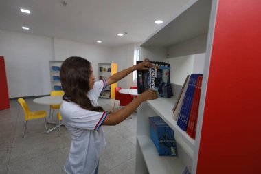 Amerika Dourada, Bahia, Brezilya - 2 Mayıs 2025: Bahia 'da bir devlet okulundan bir öğrenci okul kütüphanesinde görüldü..
