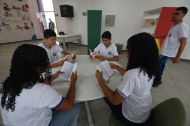 Amerika Dourada, Bahia, Brezilya - 2 Mayıs 2025: Bahia 'da bir devlet okulundan bir öğrenci okul kütüphanesinde görüldü..