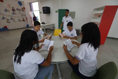 Amerika Dourada, Bahia, Brezilya - 2 Mayıs 2025: Bahia 'da bir devlet okulundan bir öğrenci okul kütüphanesinde görüldü..