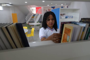 Amerika Dourada, Bahia, Brezilya - 2 Mayıs 2025: Bahia 'da bir devlet okulundan bir öğrenci okul kütüphanesinde görüldü..