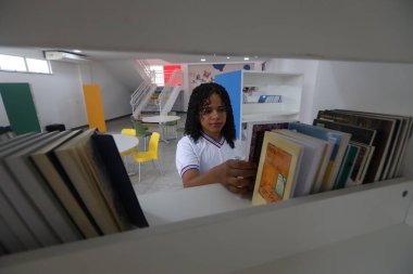Amerika Dourada, Bahia, Brezilya - 2 Mayıs 2025: Bahia 'da bir devlet okulundan bir öğrenci okul kütüphanesinde görüldü..