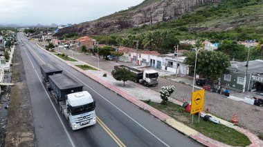 Milagres, Bahia, Brezilya - 2 Mayıs 2025: Bahia 'daki BR 116 otoyolunda giden kamyonların havadan görüntüsü.