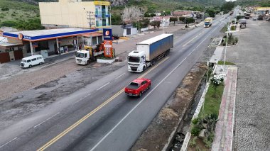Milagres, Bahia, Brezilya - 2 Mayıs 2025: Bahia 'daki BR 116 otoyolunda giden kamyonların havadan görüntüsü.