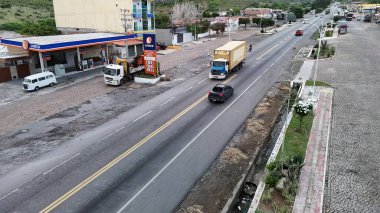 Milagres, Bahia, Brezilya - 2 Mayıs 2025: Bahia 'daki BR 116 otoyolunda giden kamyonların havadan görüntüsü.