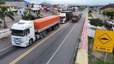 Milagres, Bahia, Brezilya - 2 Mayıs 2025: Bahia 'daki BR 116 otoyolunda giden kamyonların havadan görüntüsü.