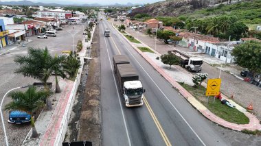 Milagres, Bahia, Brezilya - 2 Mayıs 2025: Bahia 'daki BR 116 otoyolunda giden kamyonların havadan görüntüsü.