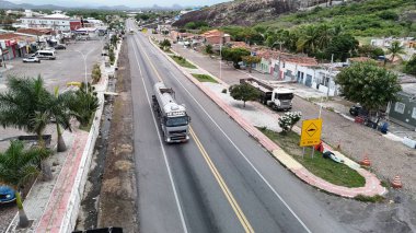 Milagres, Bahia, Brezilya - 2 Mayıs 2025: Bahia 'daki BR 116 otoyolunda giden kamyonların havadan görüntüsü.