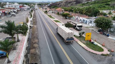 Milagres, Bahia, Brezilya - 2 Mayıs 2025: Bahia 'daki BR 116 otoyolunda giden kamyonların havadan görüntüsü.