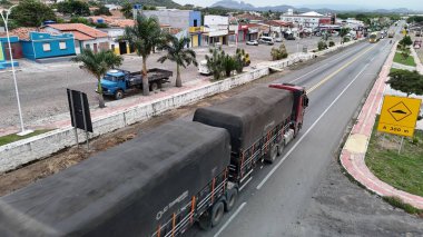 Milagres, Bahia, Brezilya - 2 Mayıs 2025: Bahia 'daki BR 116 otoyolunda giden kamyonların havadan görüntüsü.