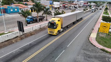 Milagres, Bahia, Brezilya - 2 Mayıs 2025: Bahia 'daki BR 116 otoyolunda giden kamyonların havadan görüntüsü.