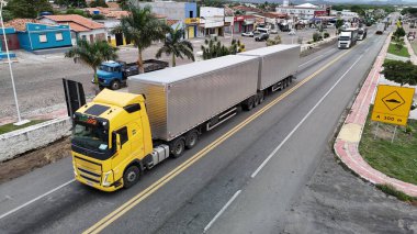 Milagres, Bahia, Brezilya - 2 Mayıs 2025: Bahia 'daki BR 116 otoyolunda giden kamyonların havadan görüntüsü.